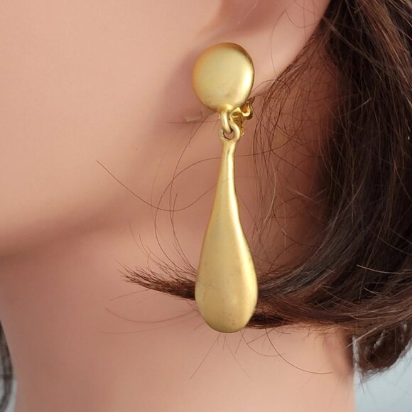 Signed Vintage Erwin Pearl Matte Gold-tone Long Teardrop Dangle Clip-on Earrings - Picture 3 of 7